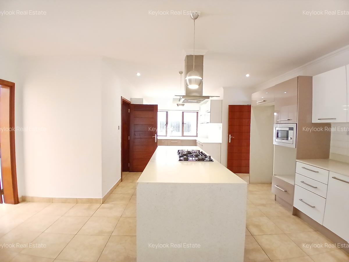 5 Bed Townhouse with En Suite at Lavington - 16