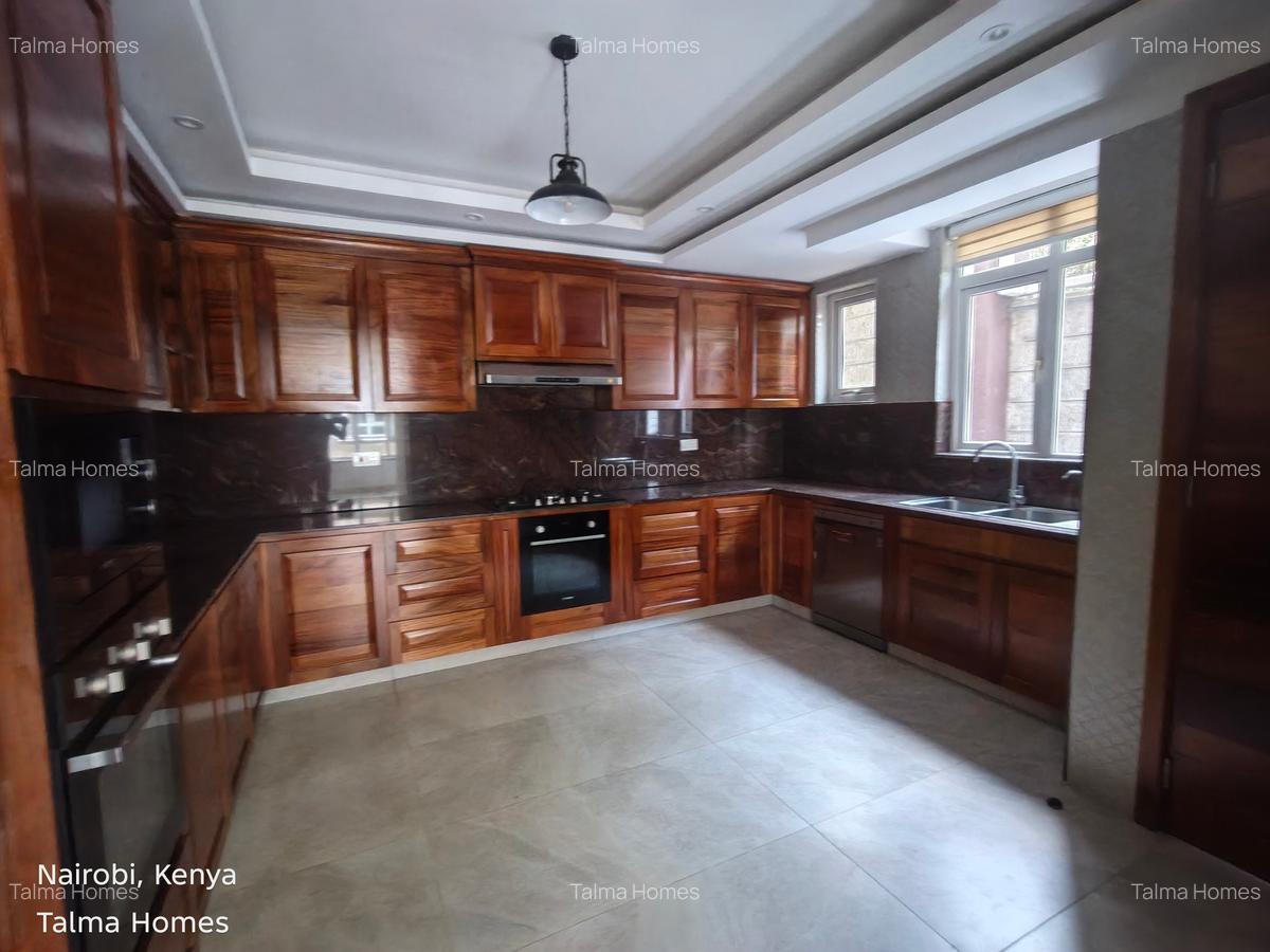 6 Bed Townhouse with En Suite at Lavington - 4