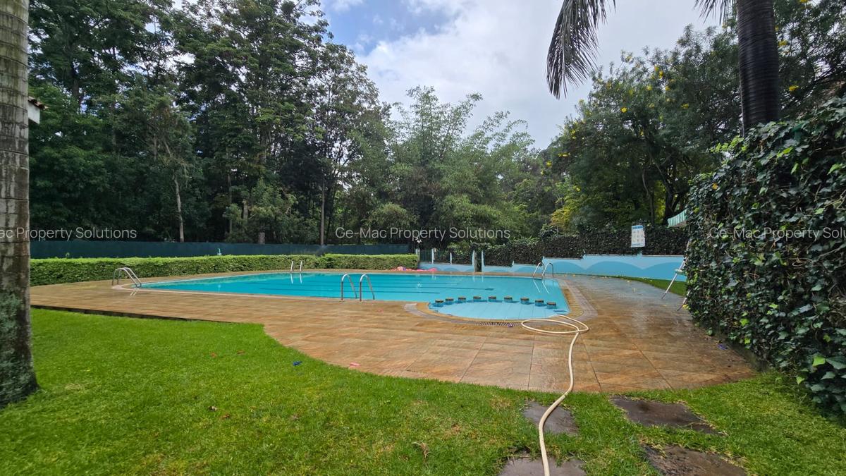 4 Bed House with En Suite in Lavington - 17