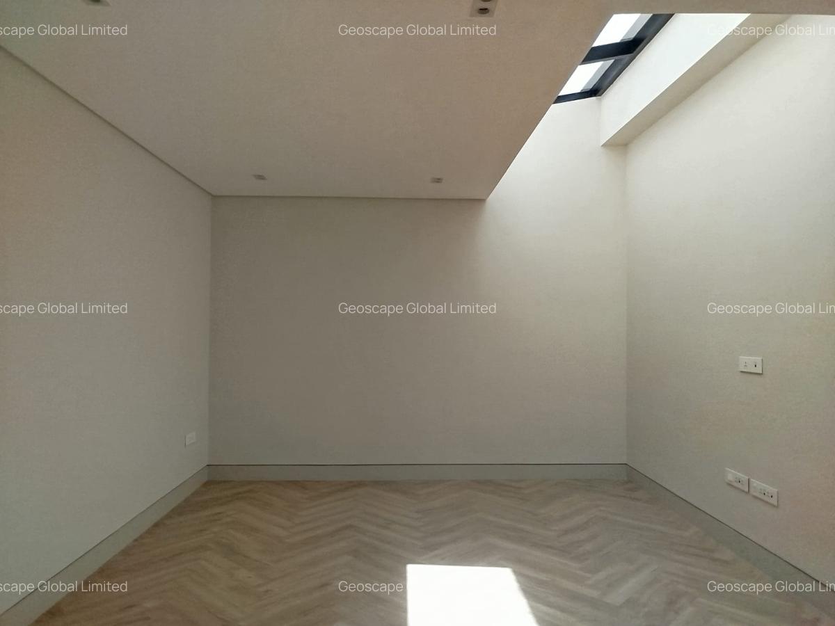 5 Bed House with En Suite in Spring Valley - 5