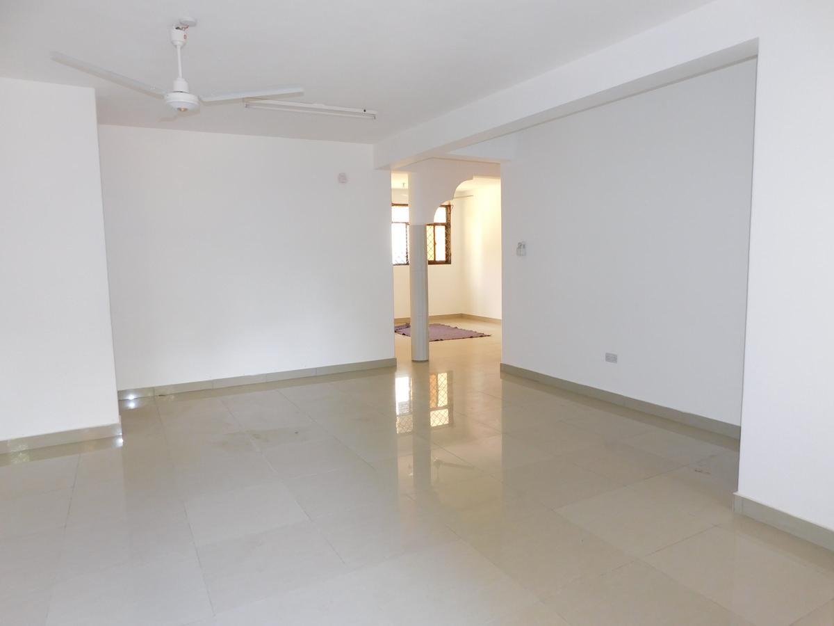 3 Bed Apartment with En Suite at Beach Road - 11