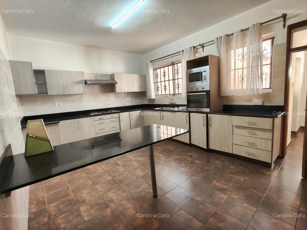 5 Bed Townhouse with En Suite at Spring Valley - 7