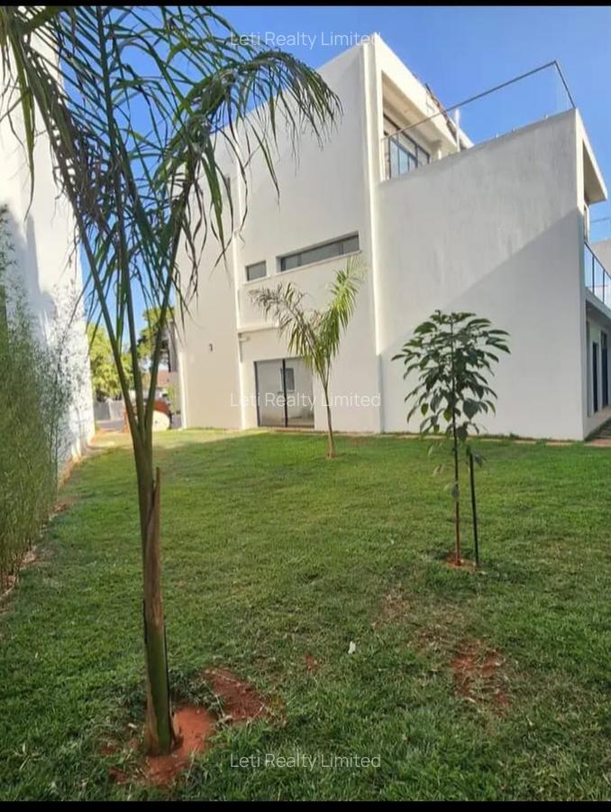 5 Bed Townhouse with En Suite in Lavington - 2