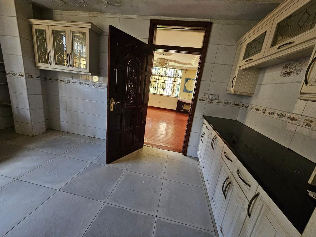 5 Bed House with En Suite in Lavington - 20