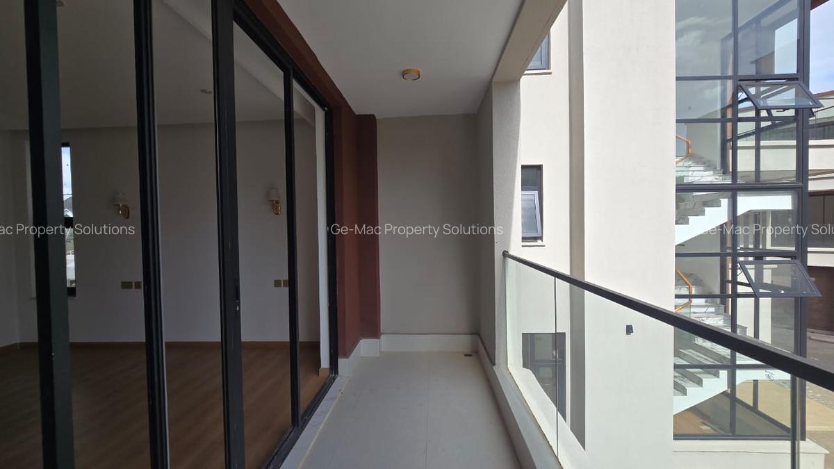 5 Bed House with En Suite in Lavington - 16