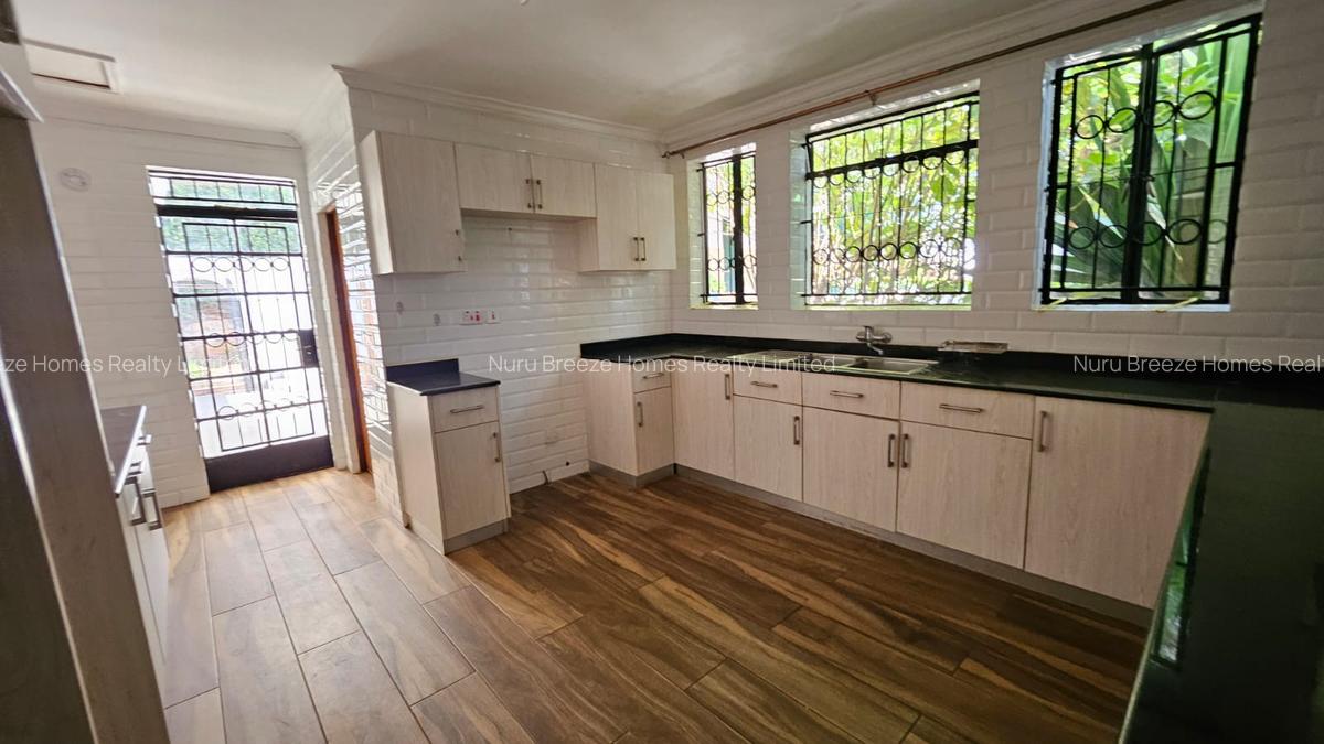 5 Bed House with En Suite in Runda - 16