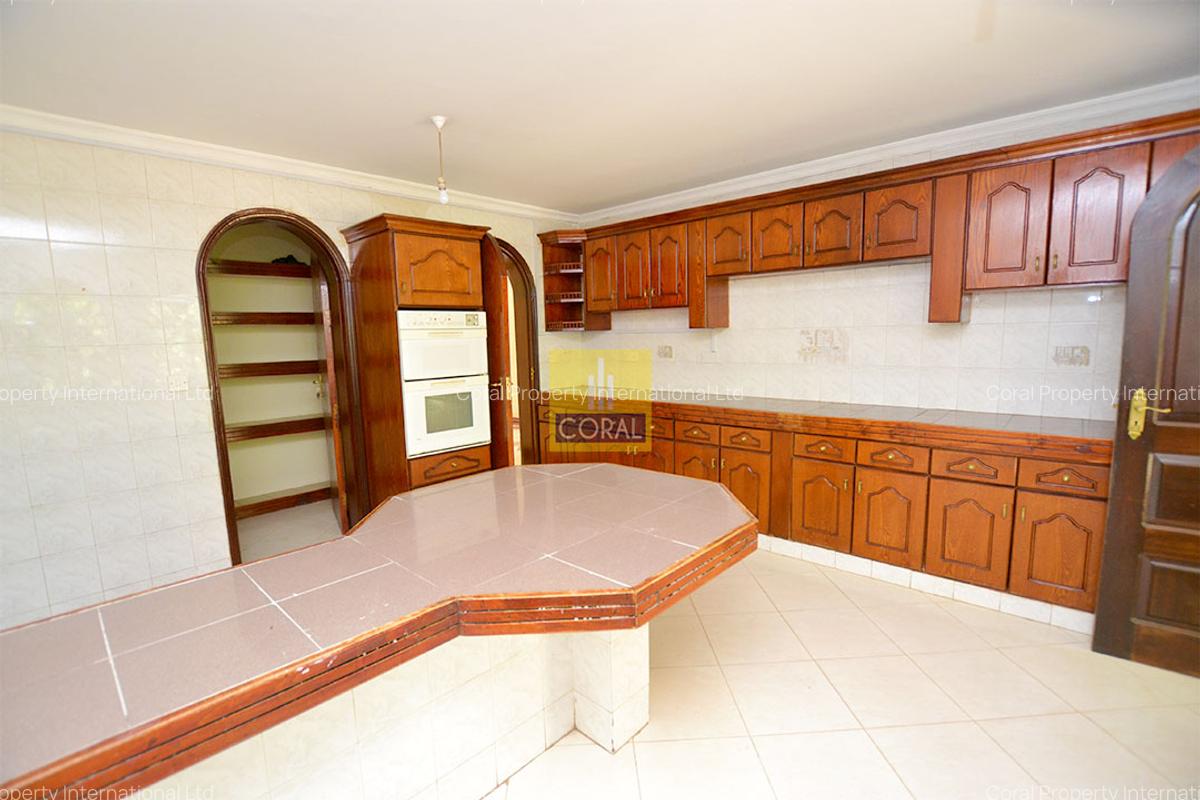 5 Bed Villa with En Suite in Riverside - 5