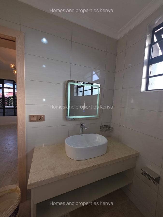 5 Bed Villa with En Suite in Membley - 10