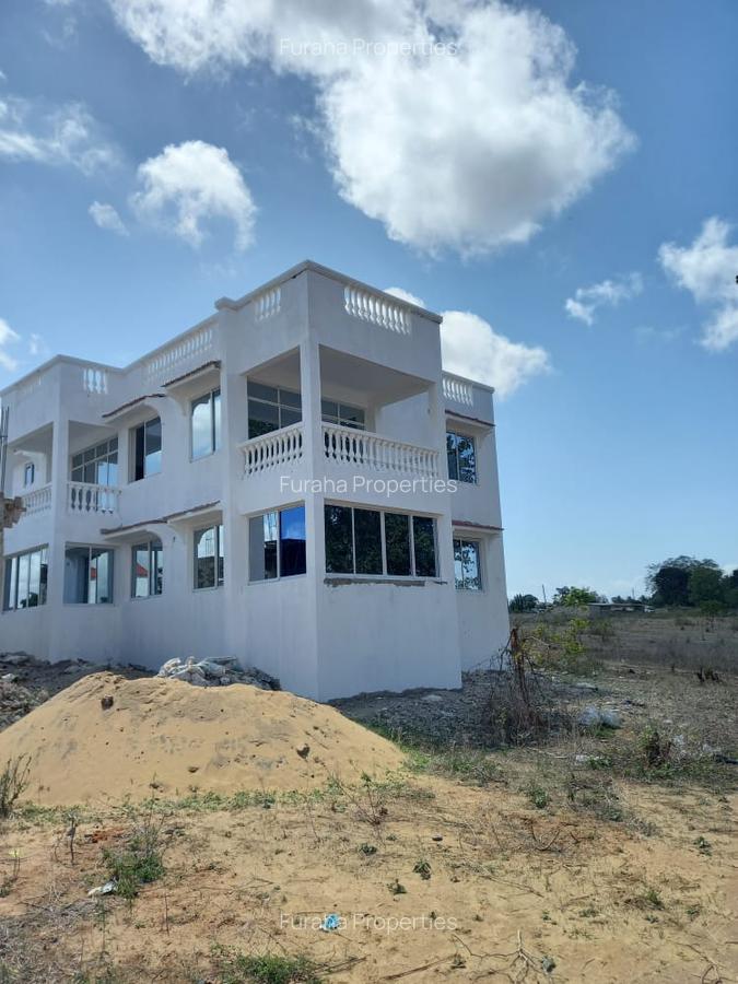 4 Bed Townhouse with En Suite at Utange - 1