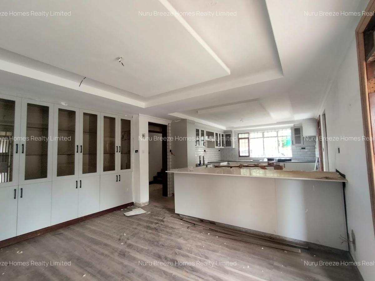 5 Bed House with En Suite in Runda - 14