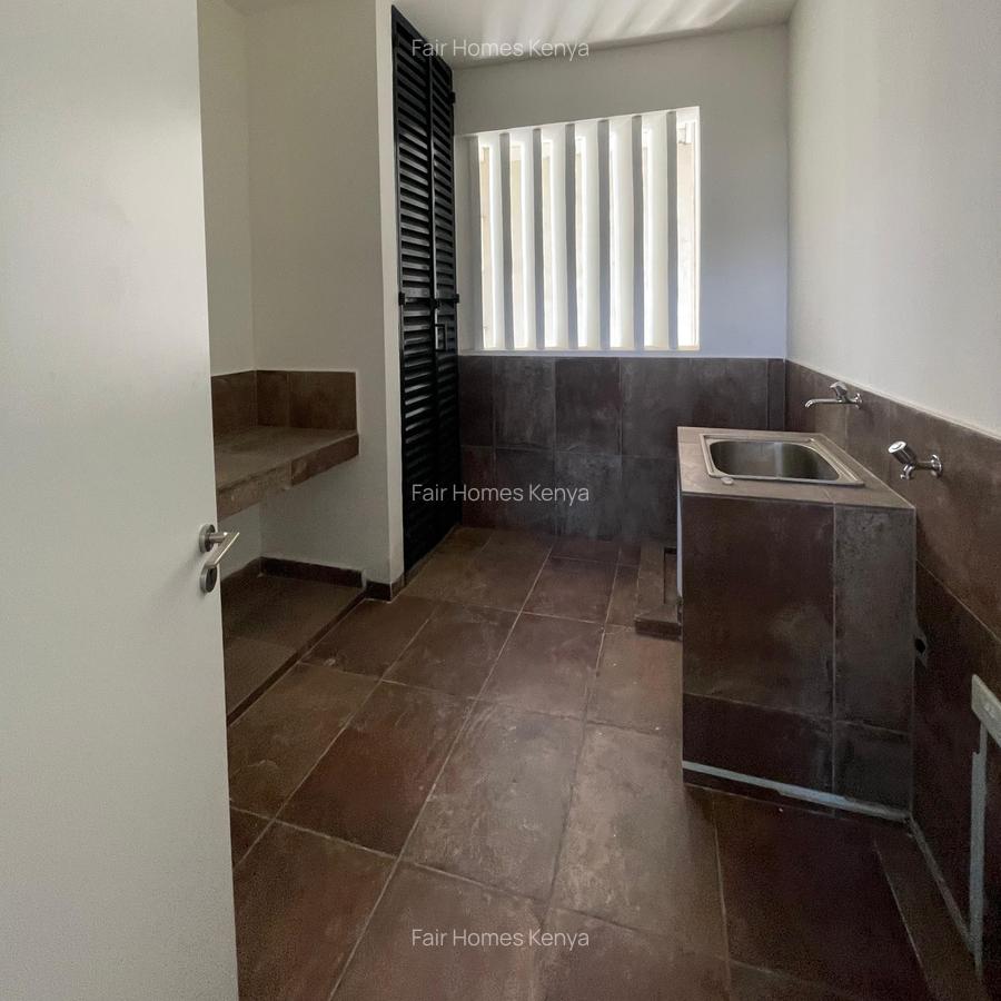 4 Bed Apartment with En Suite at Riverside Drive - 17