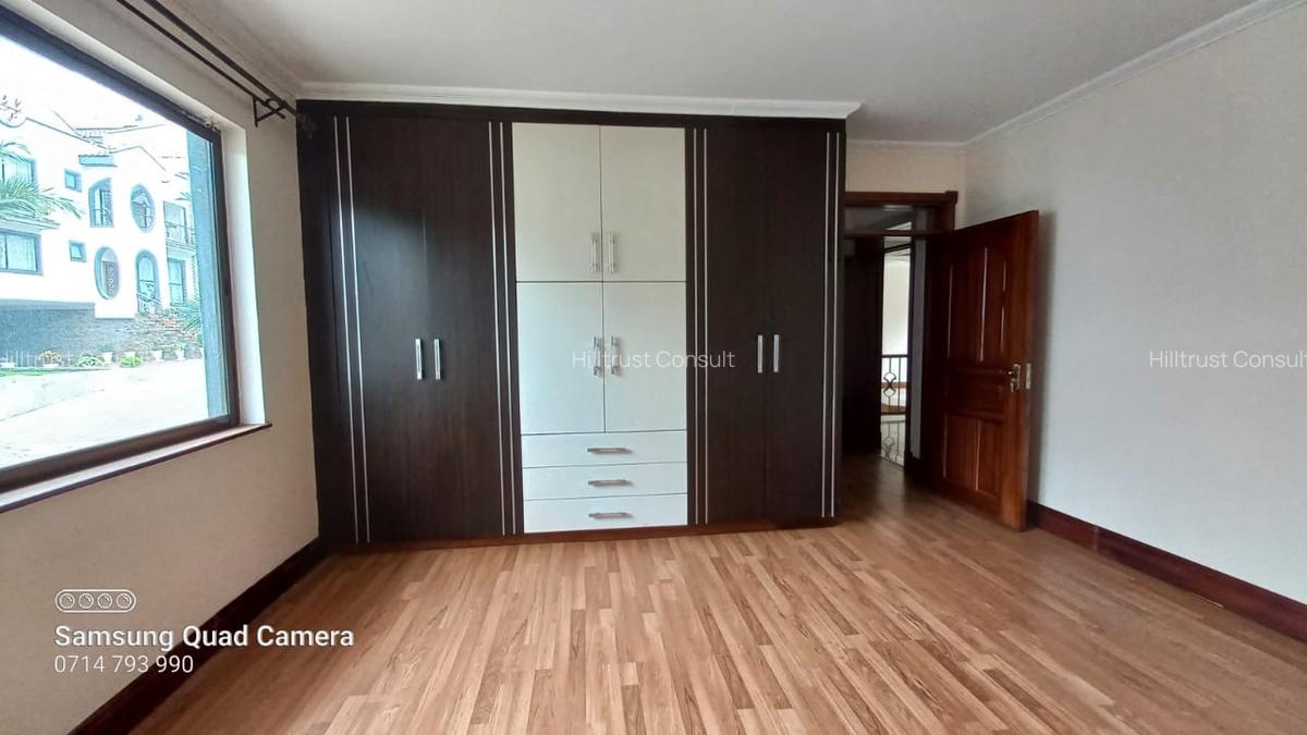 5 Bed Townhouse with En Suite at Gravellia Grove - 11