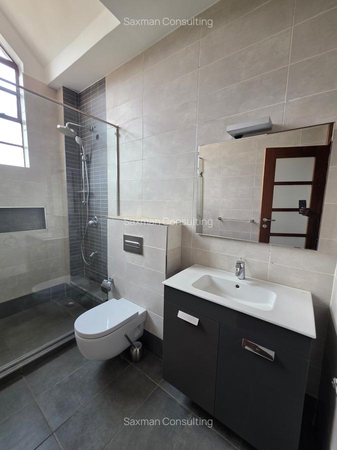 5 Bed House with En Suite in Runda - 16