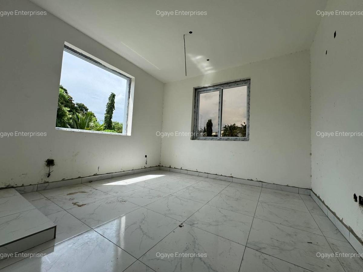 3 Bed Apartment with En Suite at Beach Road - 5