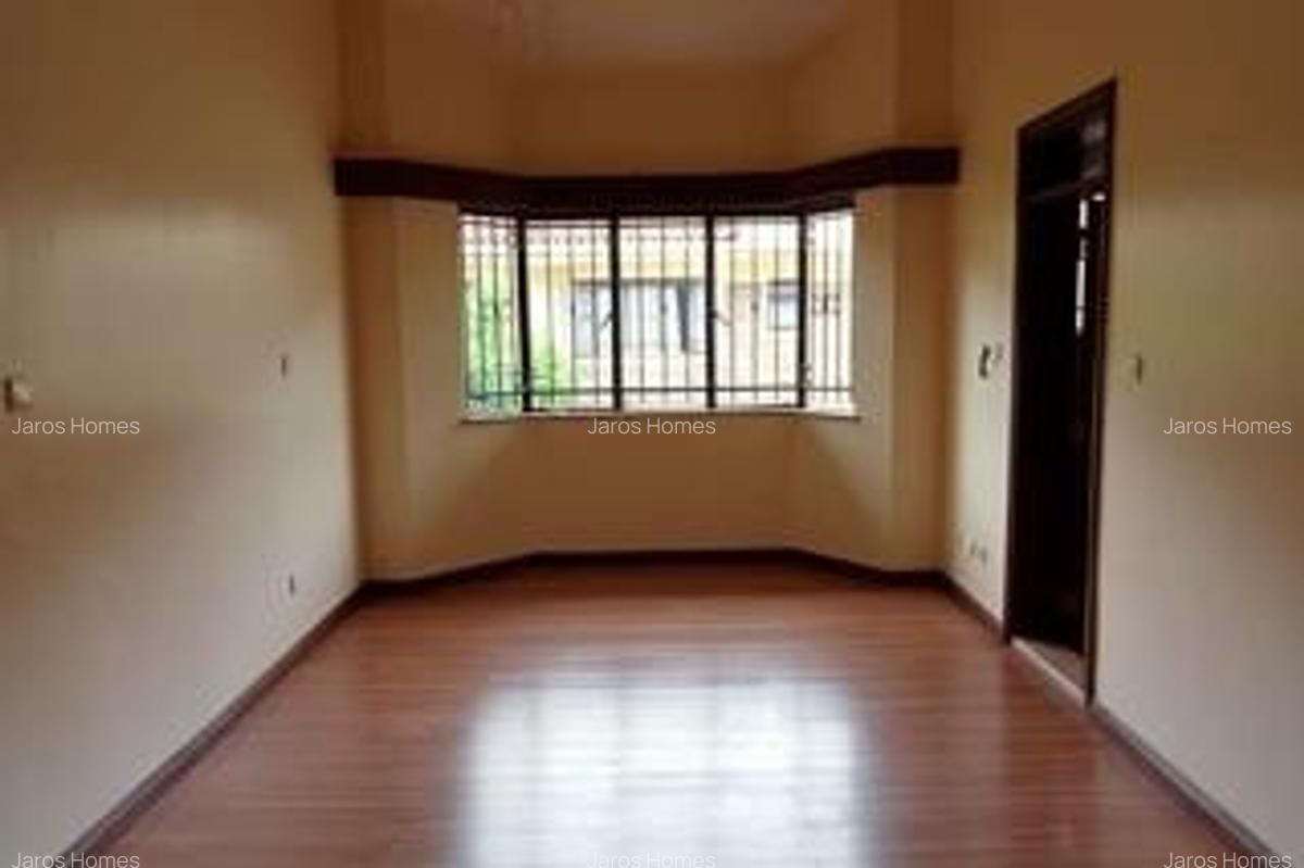 4 Bed Townhouse with En Suite at Grevellea - 10