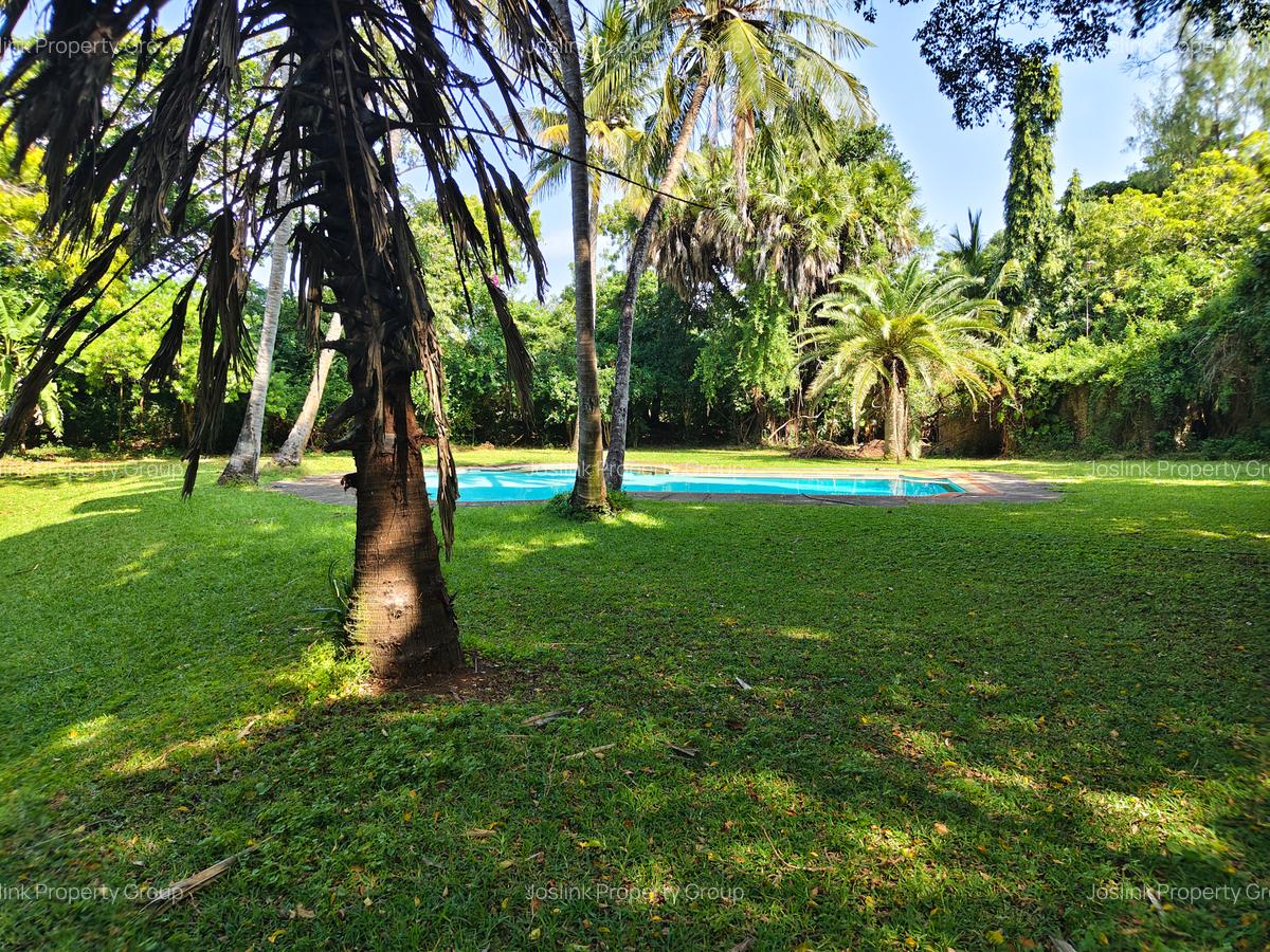 5 Bed House with En Suite at Greenwood Drive - 12