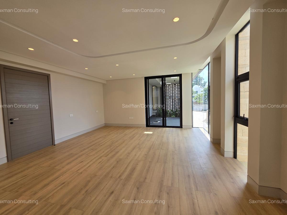 5 Bed House with En Suite in Brookside - 7