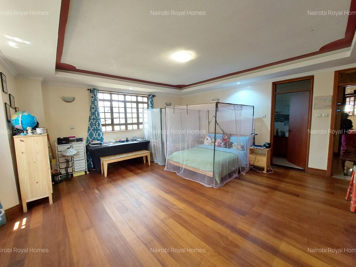 5 Bed House with En Suite at Flem Tree - 16