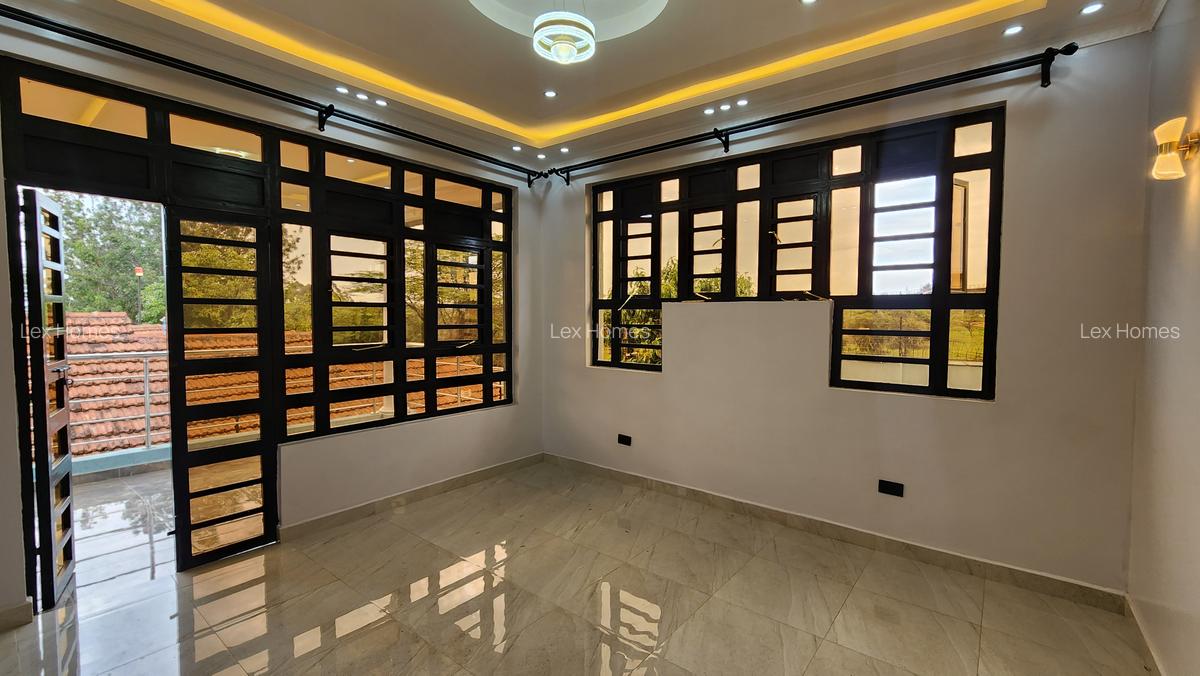 4 Bed House with En Suite at - 11