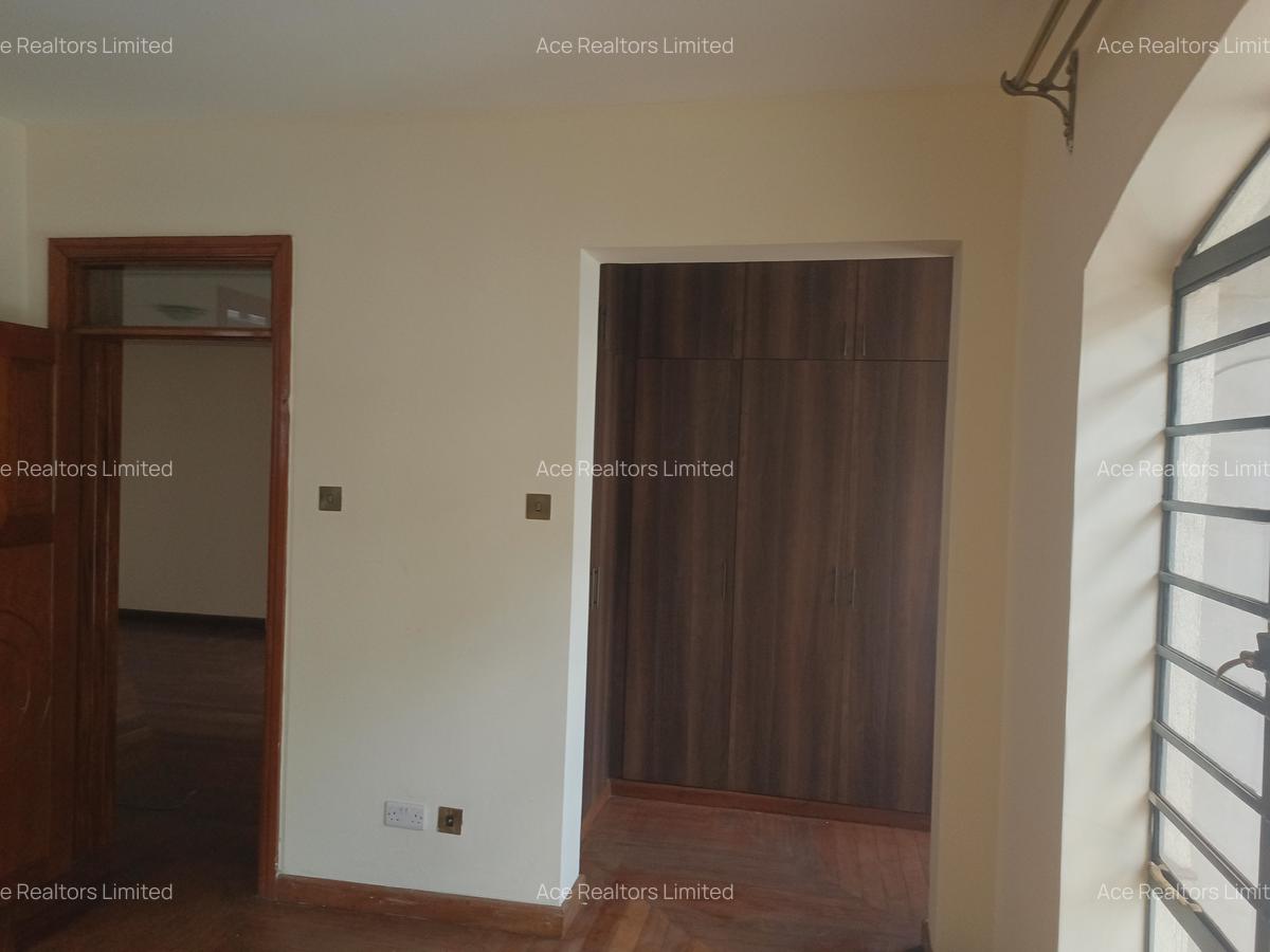 5 Bed Townhouse with En Suite at Lavington - 15