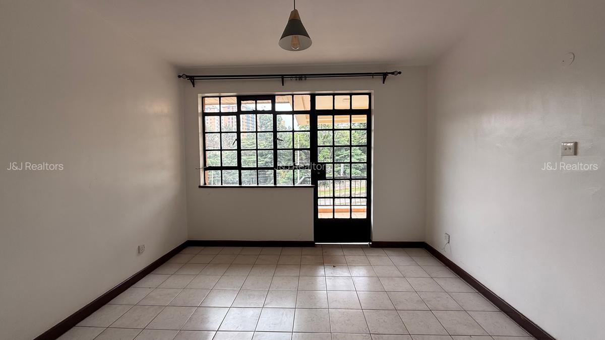 4 Bed Apartment with En Suite in Riverside - 11
