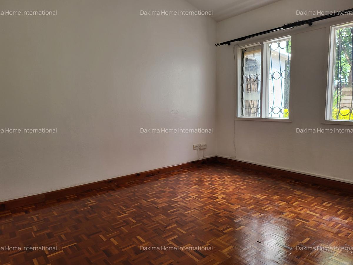 4 Bed House with En Suite in Hill View - 7