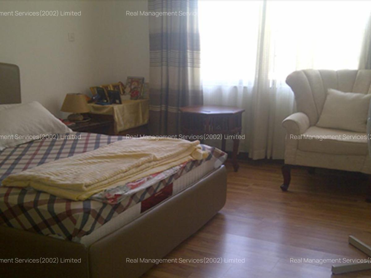 4 Bed Apartment with En Suite in Brookside - 3