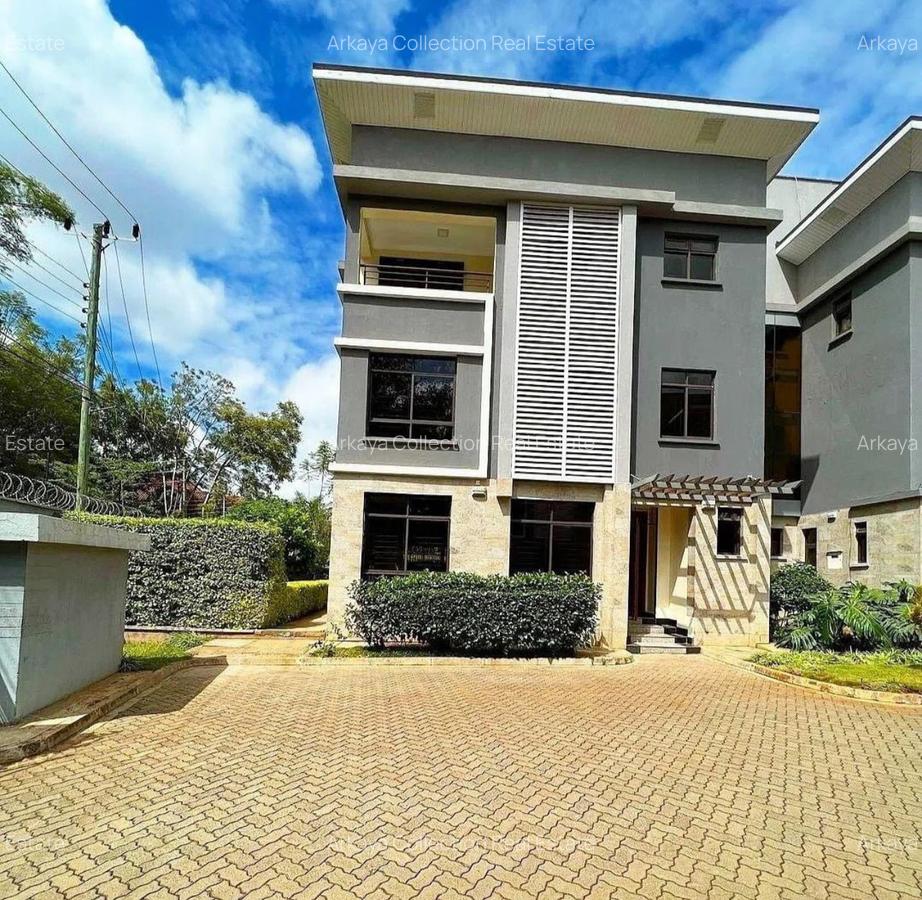 5 Bed House with En Suite in Lavington - 1
