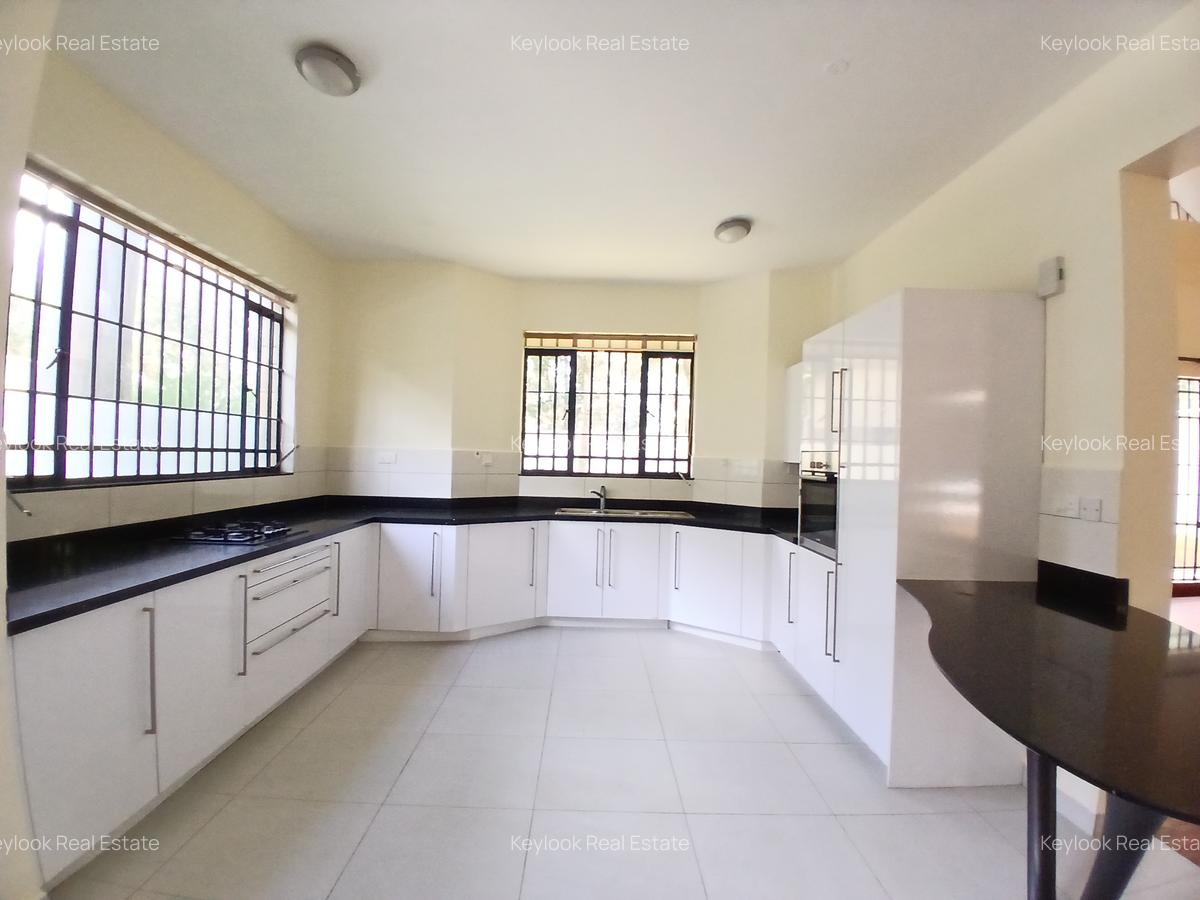 5 Bed Townhouse with En Suite at Lavington - 8
