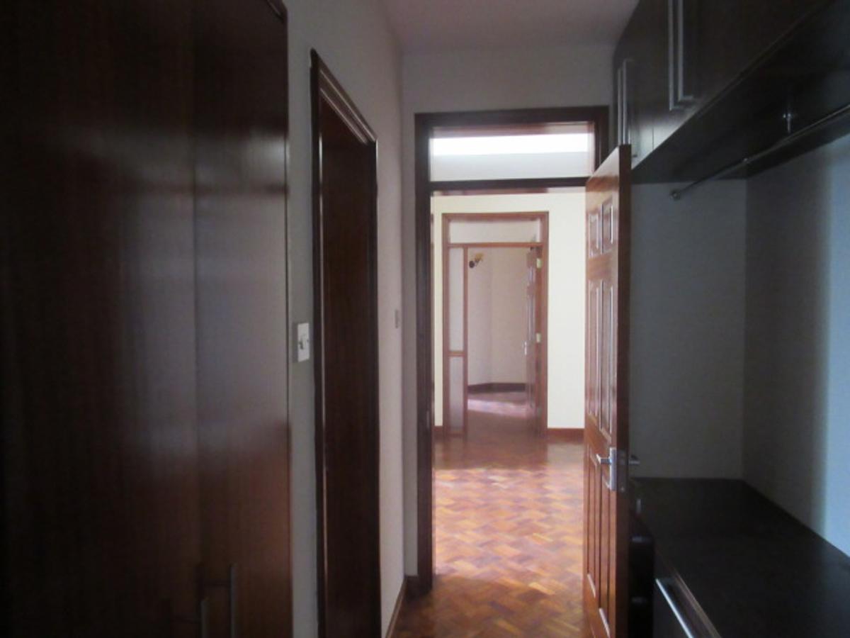 4 Bed Townhouse with En Suite at Lavington - 16