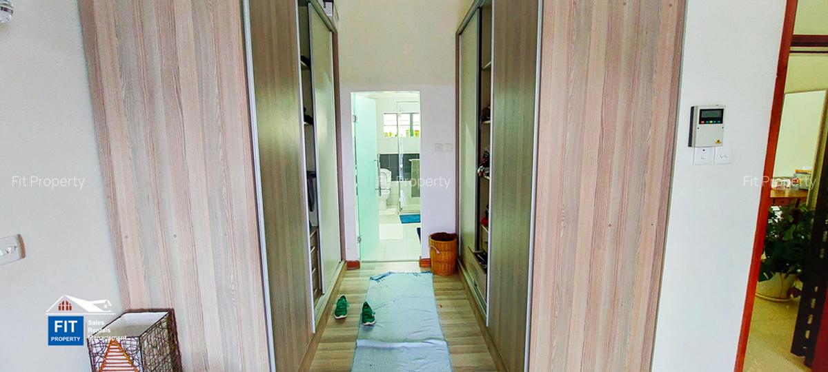 4 Bed House with En Suite in Ridgeways - 19