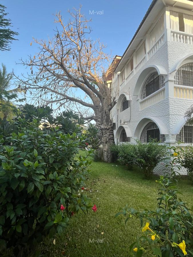 6 Bed Villa with En Suite at Casuarina - 6