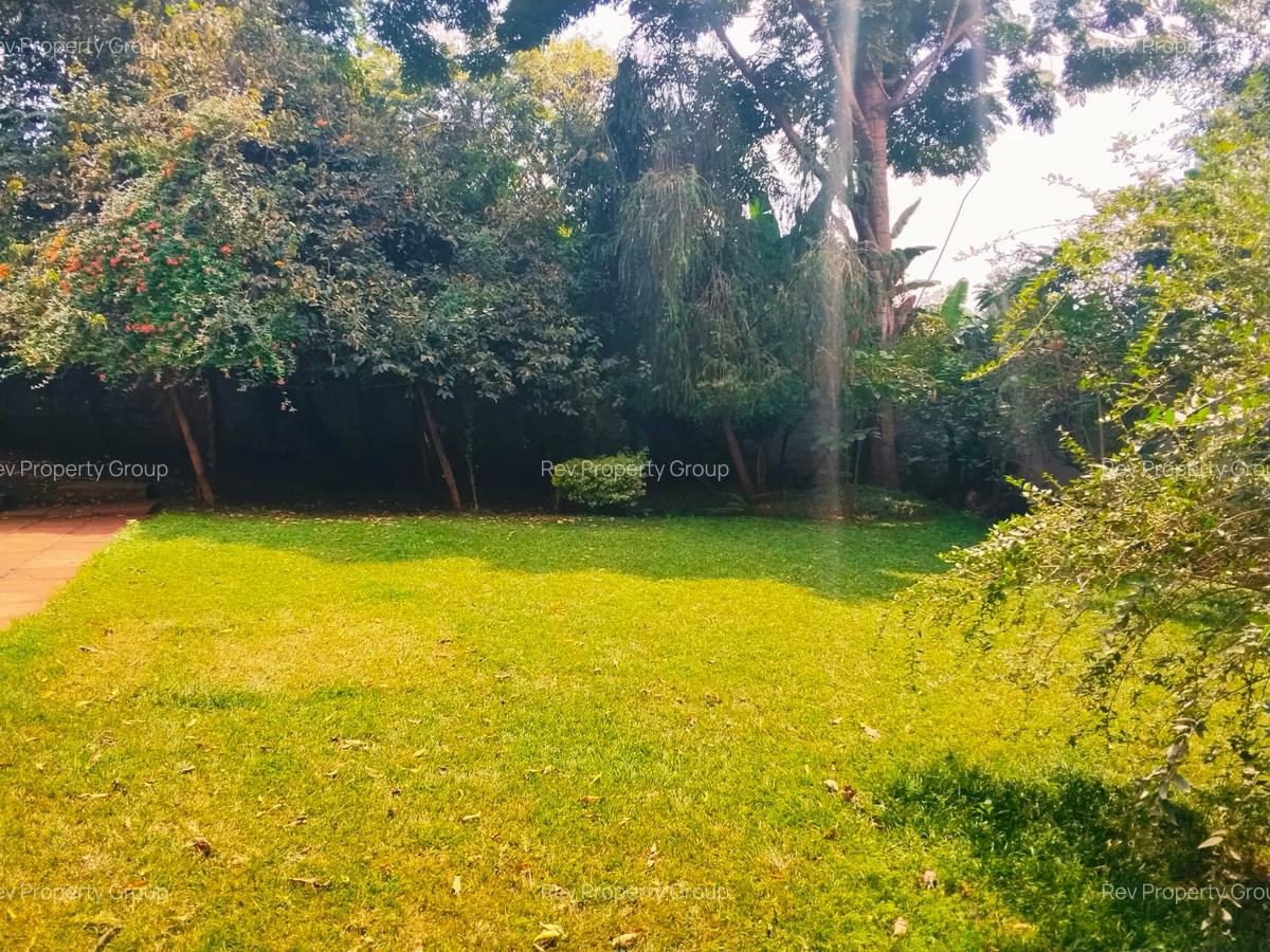 4 Bed Villa with En Suite in Rosslyn - 2