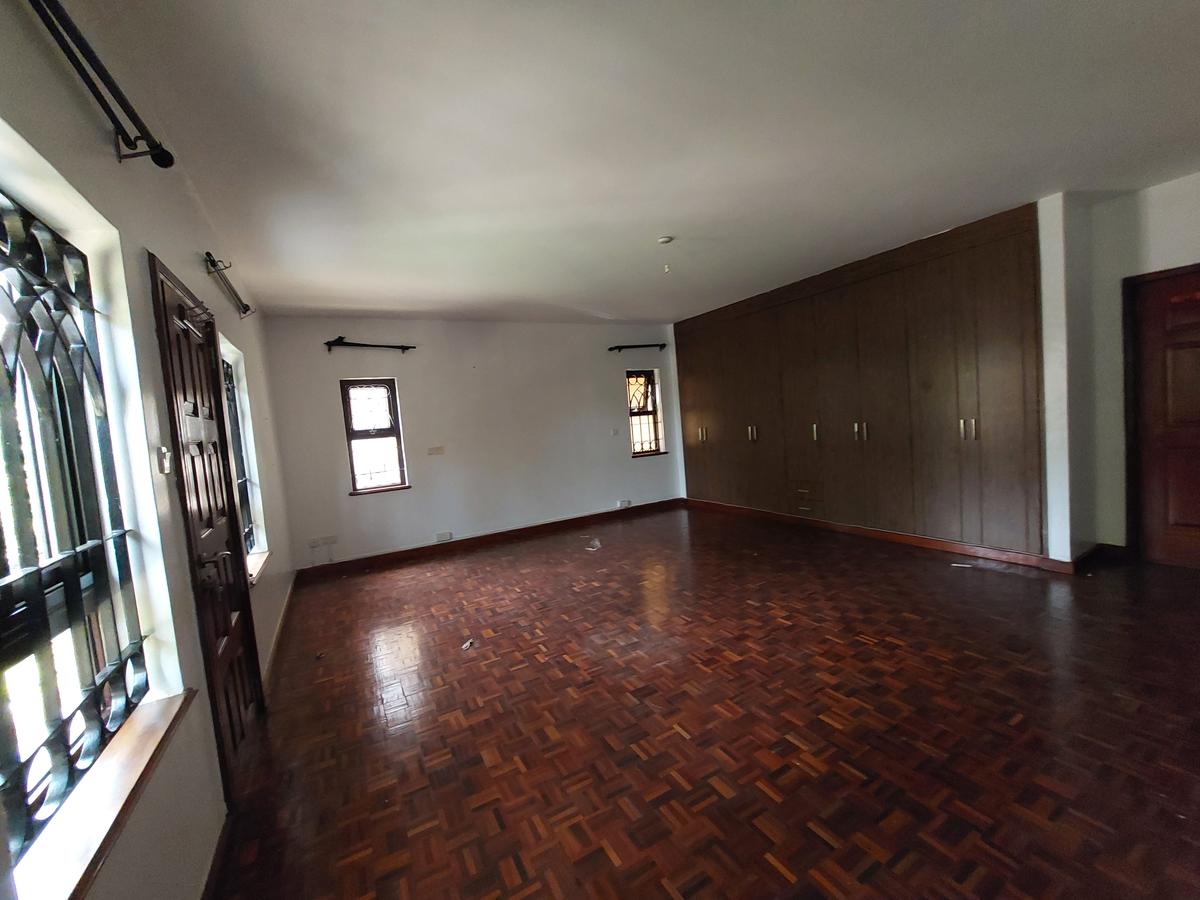 5 Bed Townhouse with En Suite at Lavington - 18