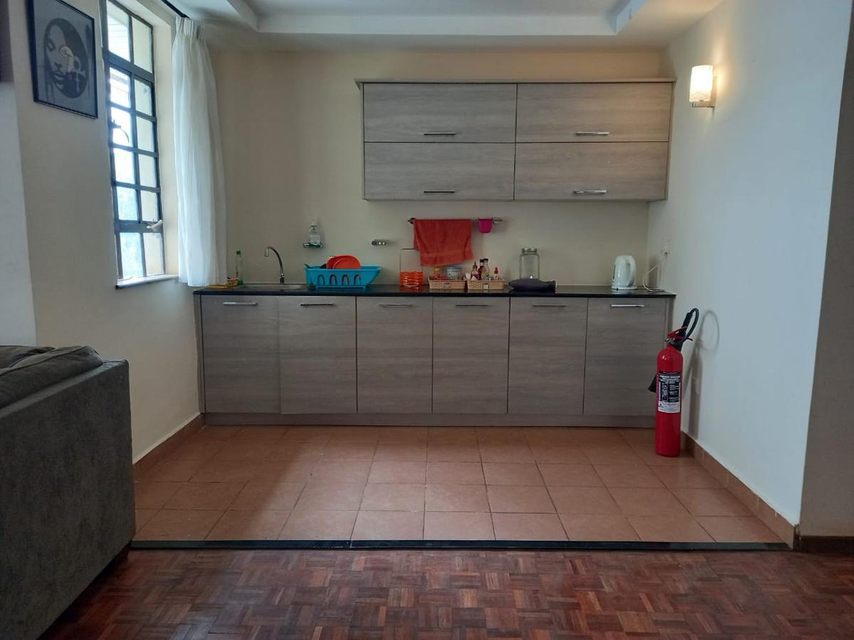 5 Bed House with En Suite in Lavington - 10