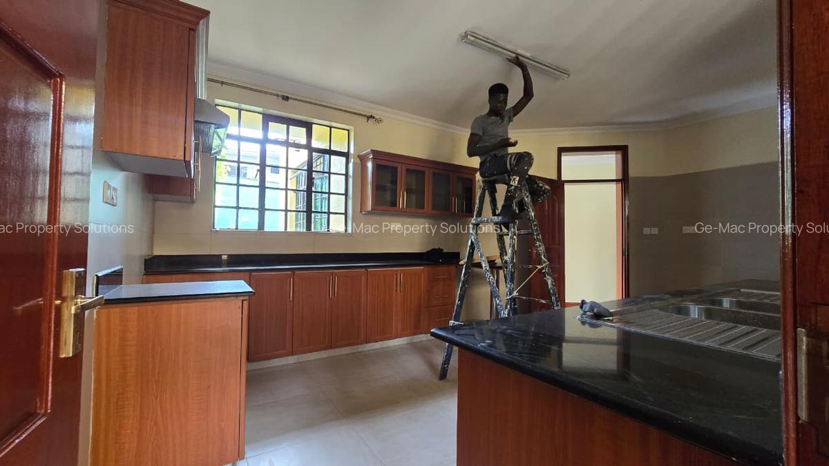 4 Bed House with En Suite in Lavington - 5