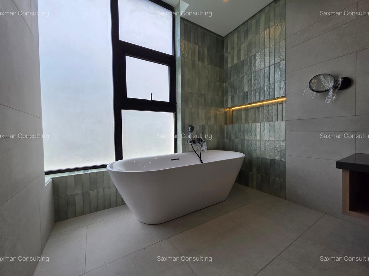 5 Bed House with En Suite in Brookside - 2