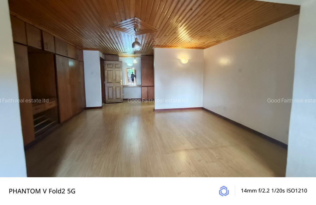 5 Bed House with En Suite in Runda - 12