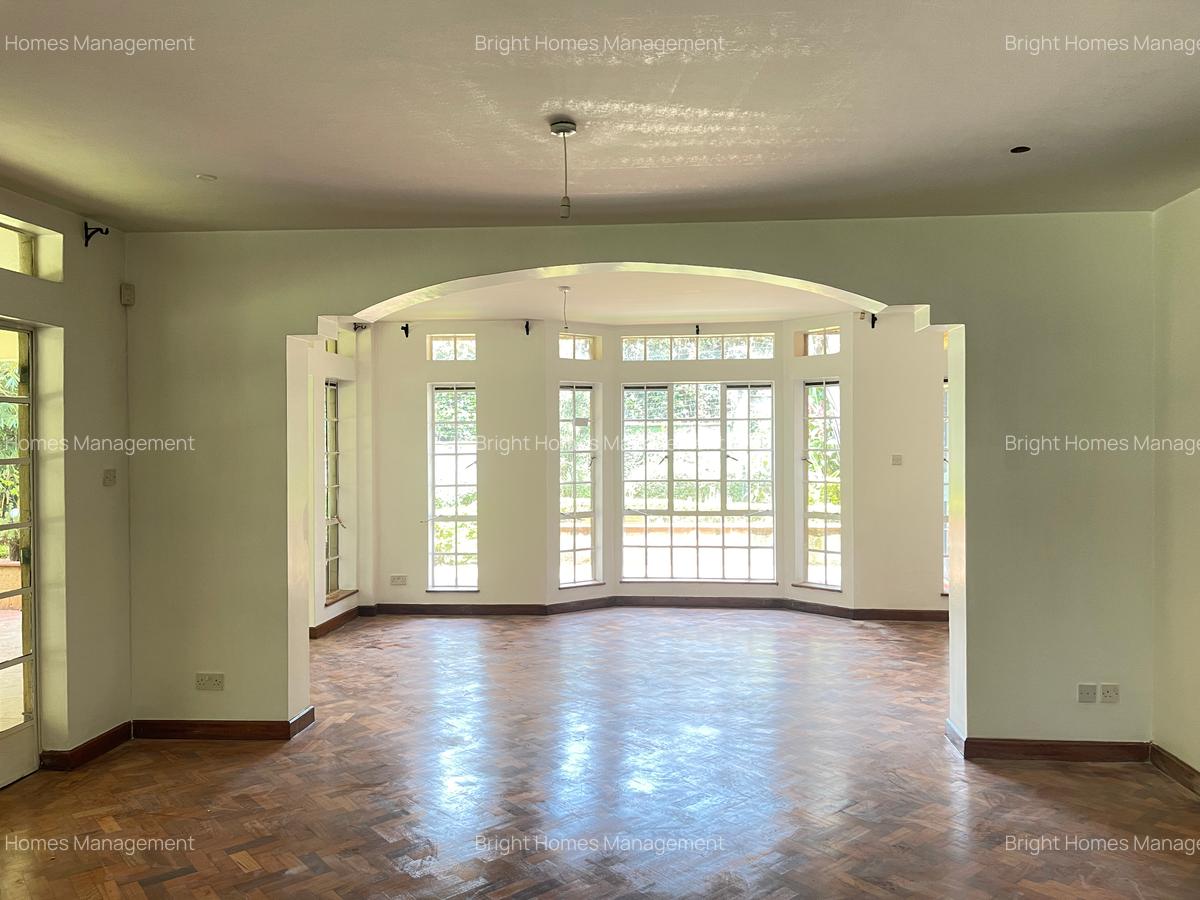 5 Bed Villa with En Suite in Rosslyn - 19