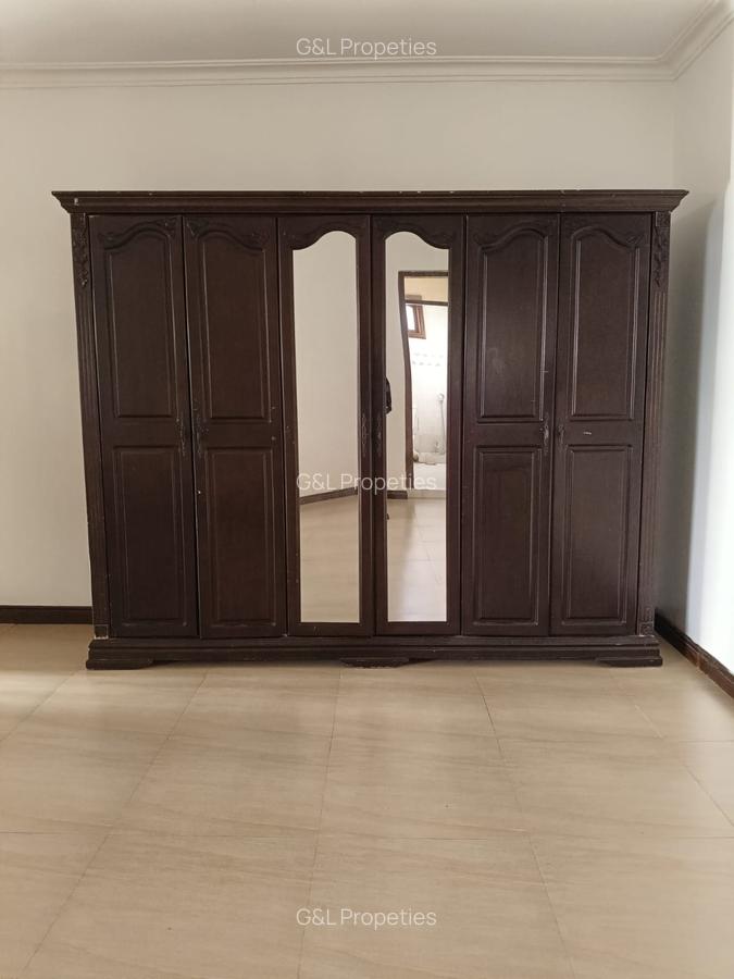 4 Bed Apartment with En Suite at Links Road - 16