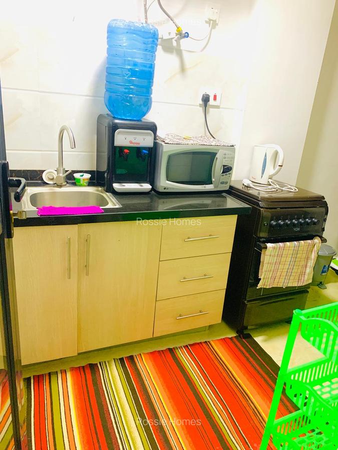 Serviced Studio Apartment with En Suite at Dennis Pritt - 4