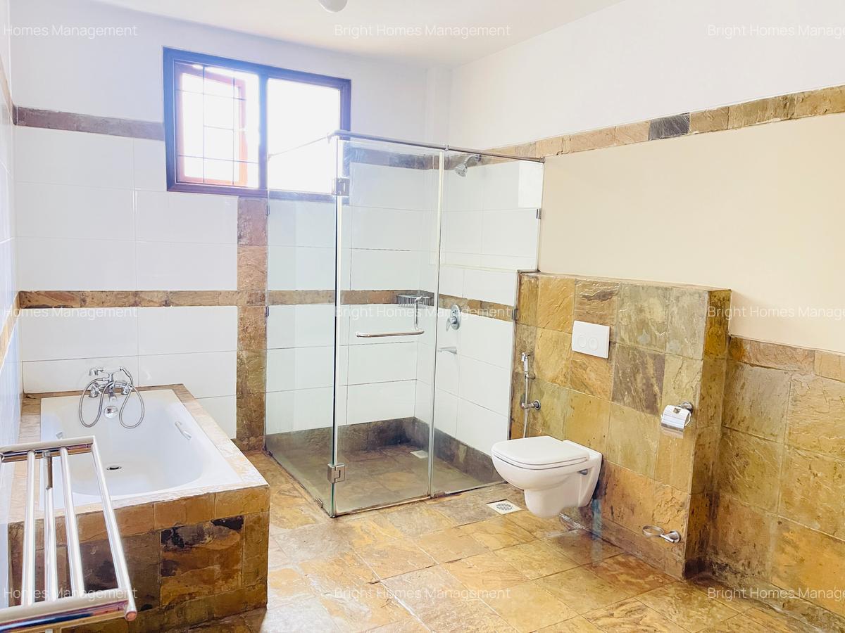 4 Bed Apartment with En Suite in Riverside - 16