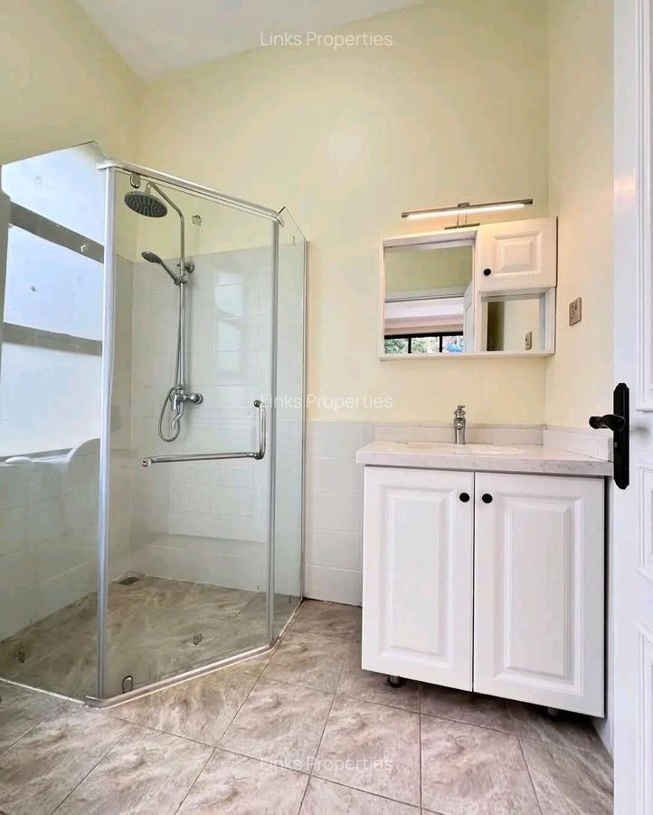 5 Bed Townhouse with En Suite at Kerarapon Road - 7