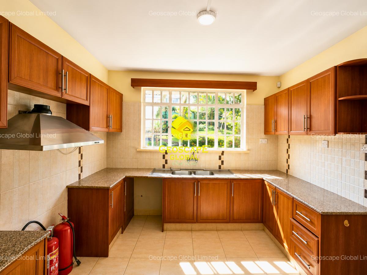 4 Bed House with En Suite in Rosslyn - 4