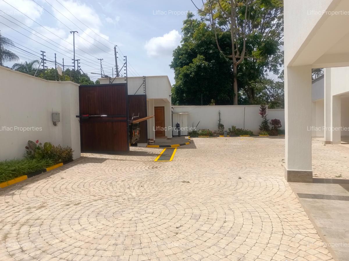 5 Bed House with En Suite in Runda - 20