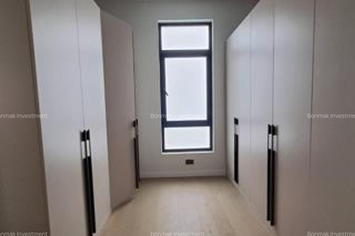 5 Bed Townhouse with En Suite at Lavington Green - 9