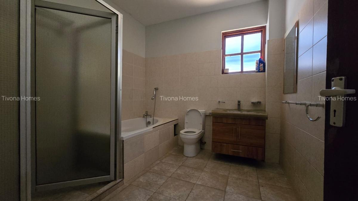 4 Bed House with En Suite in Runda - 18