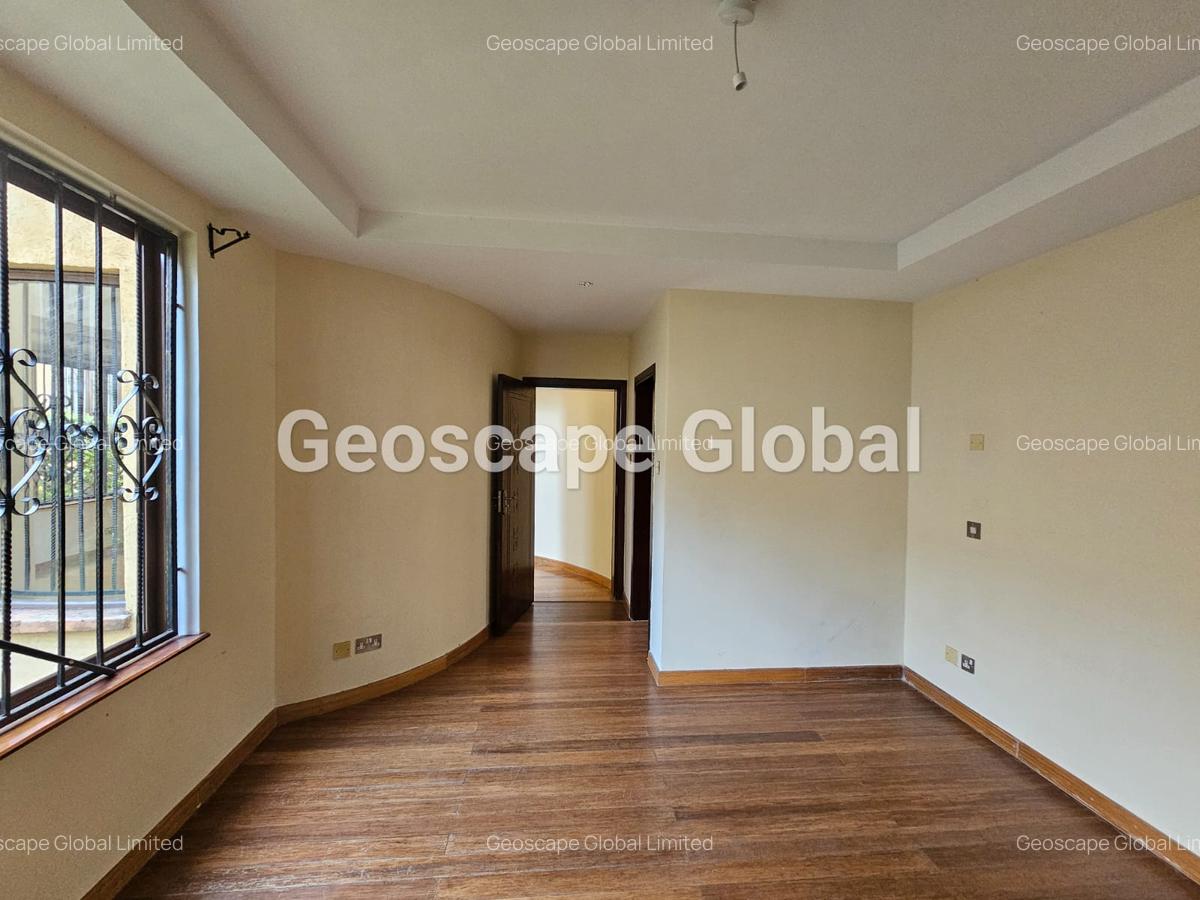 5 Bed Townhouse with En Suite in Spring Valley - 6