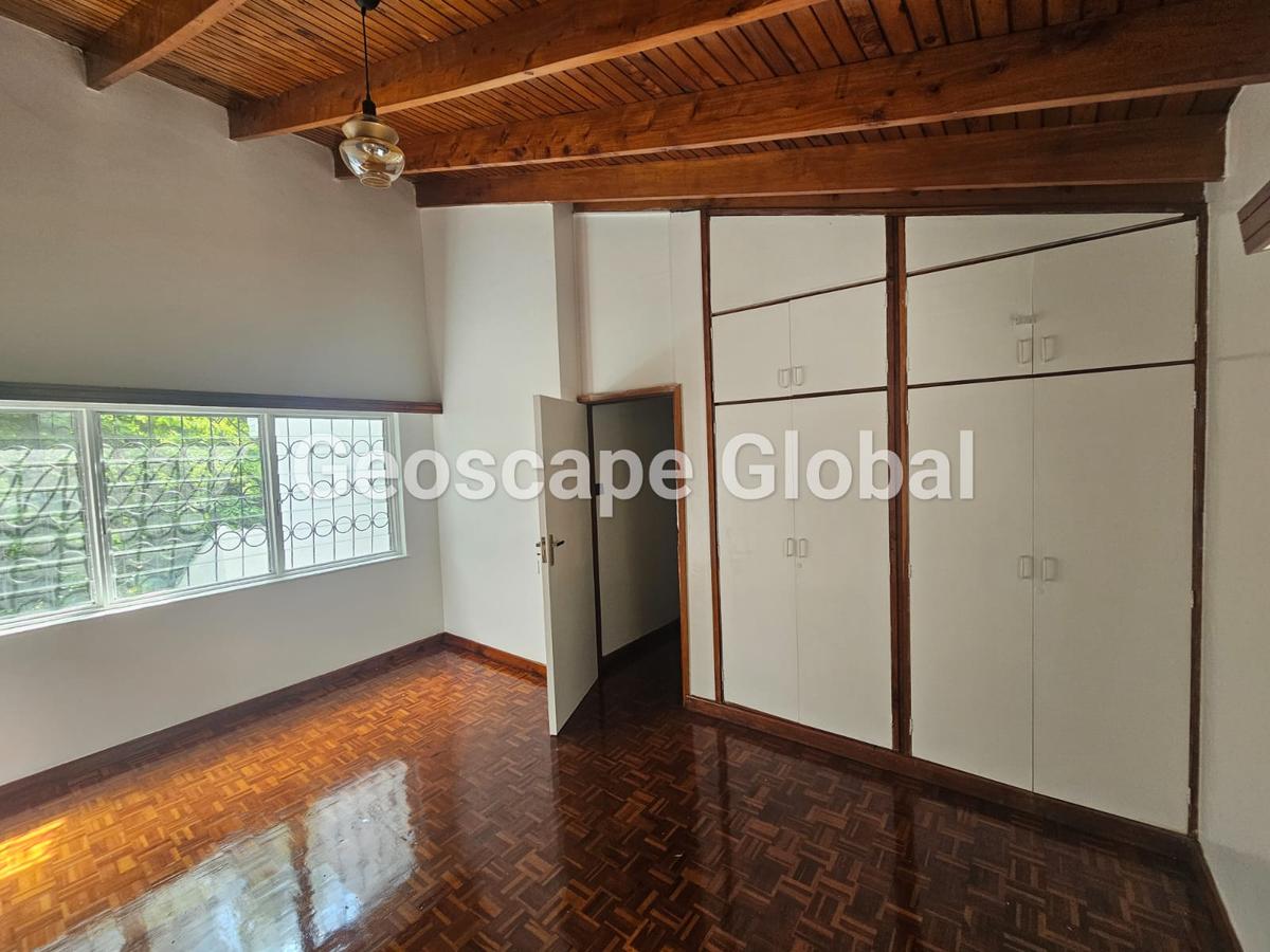 4 Bed House with En Suite in Rosslyn - 13