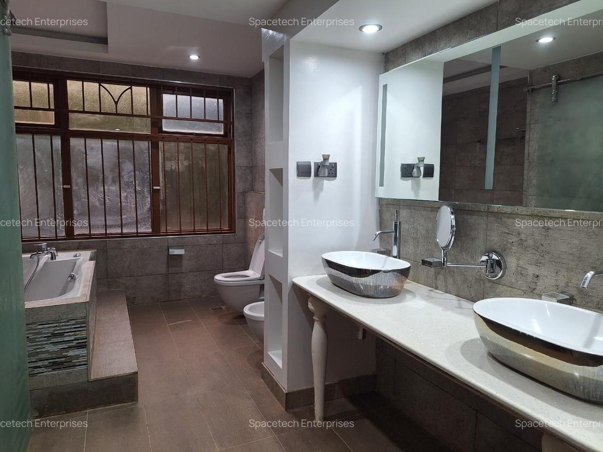 6 Bed House with En Suite in Kyuna - 16